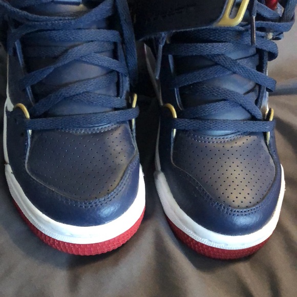 Size 4Y Jordan flight shoes - Picture 3 of 5